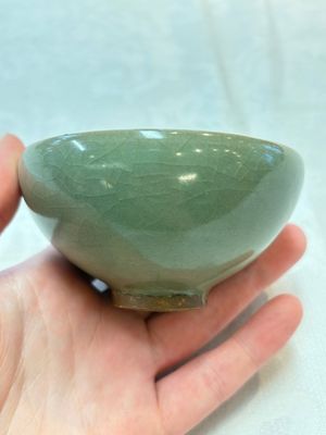 A Chinese green-glazed 'jun' tea bowl, Song/Yuan — photo 3