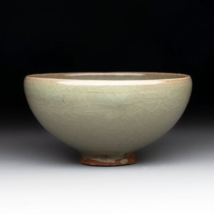 A Chinese green-glazed 'jun' tea bowl, Song/Yuan — photo 1