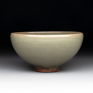 A Chinese green-glazed 'jun' tea bowl, Song/Yuan — photo 2