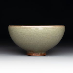 A Chinese green-glazed 'jun' tea bowl, Song/Yuan — photo 3