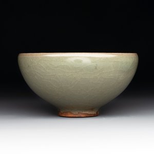 A Chinese green-glazed 'jun' tea bowl, Song/Yuan — photo 4