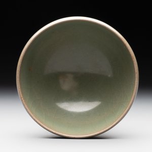 A Chinese green-glazed 'jun' tea bowl, Song/Yuan — photo 5