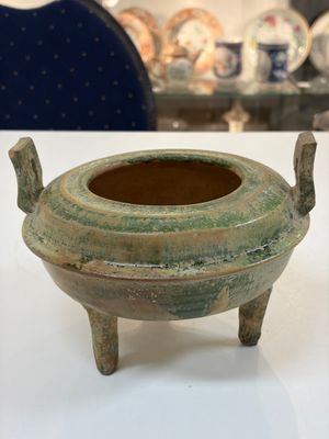 A Chinese green-glazed pottery ritual tripod food vessel with handles, 'Ding 鼎', Han — photo 1