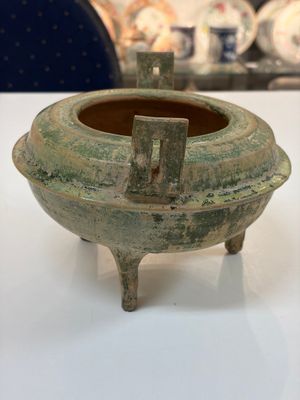 A Chinese green-glazed pottery ritual tripod food vessel with handles, 'Ding 鼎', Han — photo 2