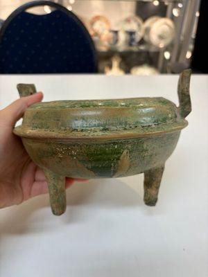 A Chinese green-glazed pottery ritual tripod food vessel with handles, 'Ding 鼎', Han — photo 3