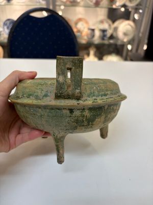 A Chinese green-glazed pottery ritual tripod food vessel with handles, 'Ding 鼎', Han — photo 4