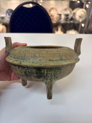 A Chinese green-glazed pottery ritual tripod food vessel with handles, 'Ding 鼎', Han — photo 5