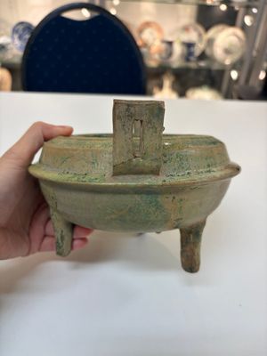 A Chinese green-glazed pottery ritual tripod food vessel with handles, 'Ding 鼎', Han — photo 6