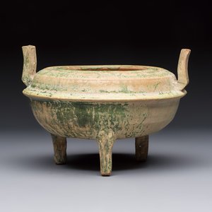 A Chinese green-glazed pottery ritual tripod food vessel with handles, 'Ding 鼎', Han — photo 1