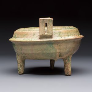 A Chinese green-glazed pottery ritual tripod food vessel with handles, 'Ding 鼎', Han — photo 2