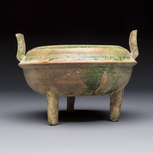 A Chinese green-glazed pottery ritual tripod food vessel with handles, 'Ding 鼎', Han — photo 3