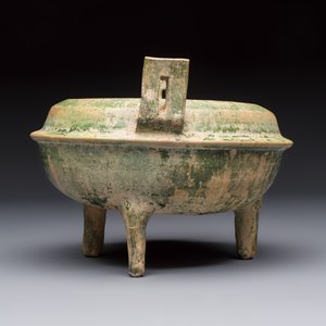 A Chinese green-glazed pottery ritual tripod food vessel with handles, 'Ding 鼎', Han — photo 4