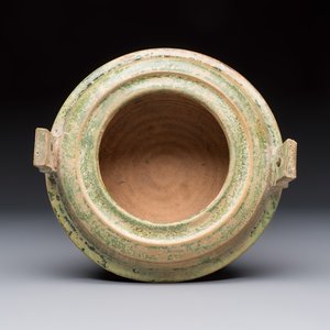 A Chinese green-glazed pottery ritual tripod food vessel with handles, 'Ding 鼎', Han — photo 5