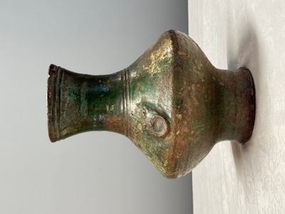 A Chinese green-glazed pottery vase — photo 1