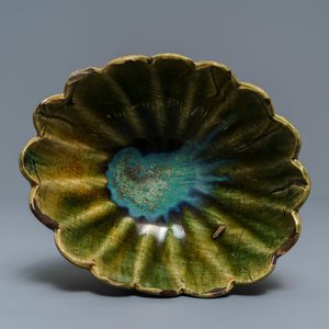 A Chinese green-glazed tripod 'narcissus' bowl, prob. Song — 照片 1