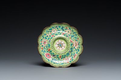 A Chinese green-ground Canton enamel cup on trembleuse stand, Qianlong — 照片 3