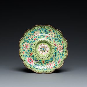 A Chinese green-ground Canton enamel cup on trembleuse stand, Qianlong — 照片 3
