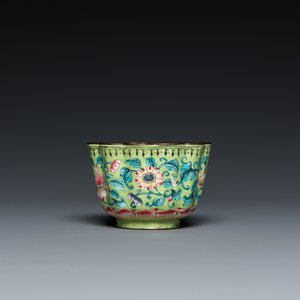 A Chinese green-ground Canton enamel cup on trembleuse stand, Qianlong — 照片 8