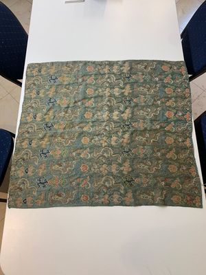 A Chinese green-ground embroidered silk panel with dragons among clouds, 18th C. — photo 1