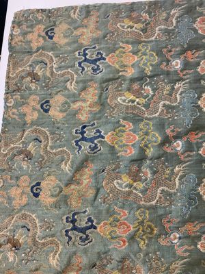 A Chinese green-ground embroidered silk panel with dragons among clouds, 18th C. — photo 2