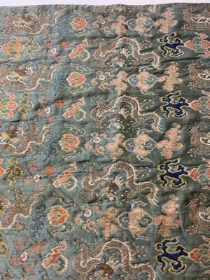 A Chinese green-ground embroidered silk panel with dragons among clouds, 18th C. — photo 3