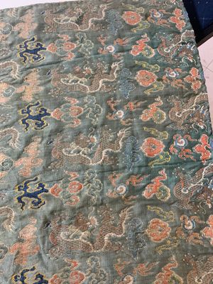 A Chinese green-ground embroidered silk panel with dragons among clouds, 18th C. — photo 4