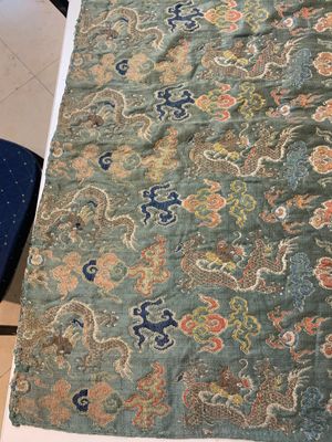 A Chinese green-ground embroidered silk panel with dragons among clouds, 18th C. — photo 5