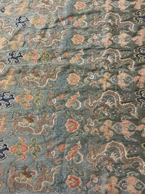 A Chinese green-ground embroidered silk panel with dragons among clouds, 18th C. — photo 6