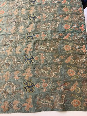 A Chinese green-ground embroidered silk panel with dragons among clouds, 18th C. — photo 7