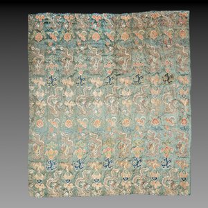 A Chinese green-ground embroidered silk panel with dragons among clouds, 18th C. — photo 1