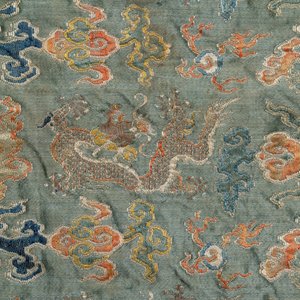 A Chinese green-ground embroidered silk panel with dragons among clouds, 18th C. — photo 3