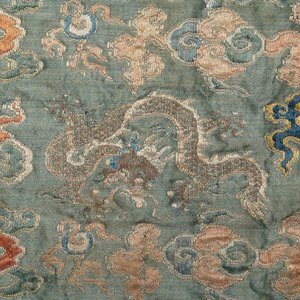 A Chinese green-ground embroidered silk panel with dragons among clouds, 18th C. — photo 4