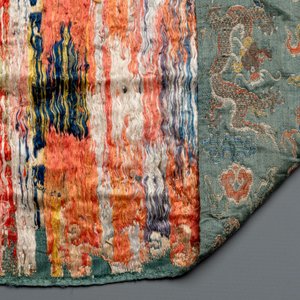 A Chinese green-ground embroidered silk panel with dragons among clouds, 18th C. — photo 7