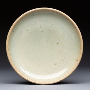 A Chinese green 'Jun' plate, Tian Hu Shan 天湖山 mark, Yuan — photo 1