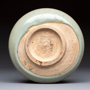 A Chinese green 'Jun' plate, Tian Hu Shan 天湖山 mark, Yuan — photo 2