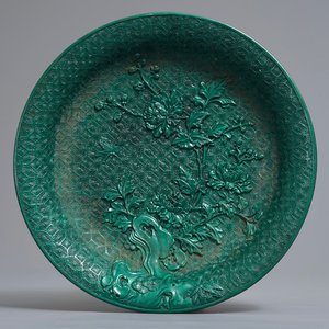 A Chinese green lacquer dish with floral design, 19/20th C. — photo 1
