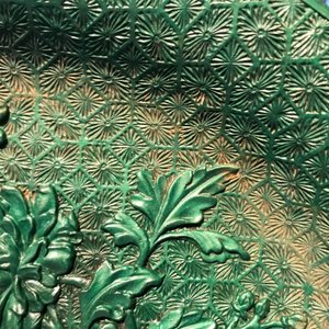 A Chinese green lacquer dish with floral design, 19/20th C. — photo 5