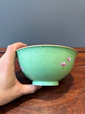 A Chinese green-sgraffito-ground famille rose bowl, Qianlong mark and of the period — 照片 4