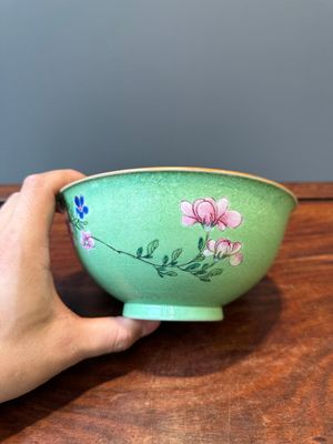A Chinese green-sgraffito-ground famille rose bowl, Qianlong mark and of the period — 照片 5