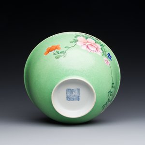 A Chinese green-sgraffito-ground famille rose bowl, Qianlong mark and of the period — 照片 4