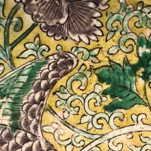 A Chinese green, yellow and aubergine-glazed biscuit 'phoenixes' dish, He He Jia Chan mark, Transitional period — 照片 15