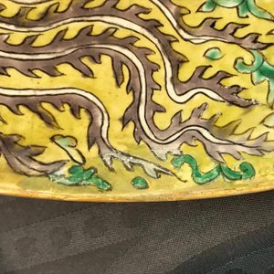 A Chinese green, yellow and aubergine-glazed biscuit 'phoenixes' dish, He He Jia Chan mark, Transitional period — 照片 7