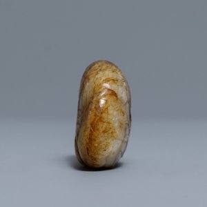 A Chinese greyish-white and russet jade snuff bottle, 19/20th C. — photo 4