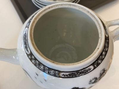 A Chinese grisaille 11-piece tea service with a European lady with a child, Qianlong — 照片 9
