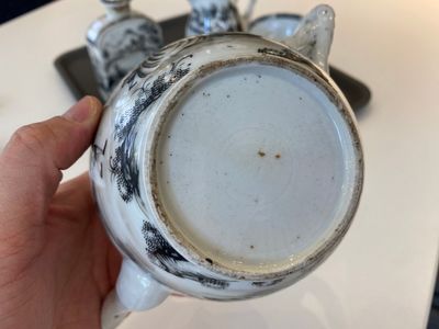 A Chinese grisaille 11-piece tea service with a European lady with a child, Qianlong — 照片 10