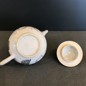 A Chinese grisaille 15-piece tea service with 'brothel' design, Yongzheng/Qianlong — photo 38