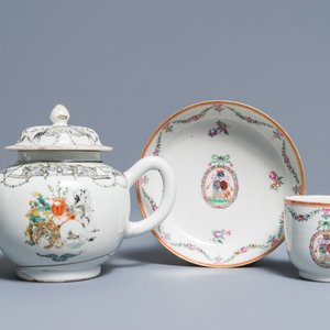 A Chinese grisaille and famille rose armorial teapot and cup and saucer, Qianlong — 照片 1