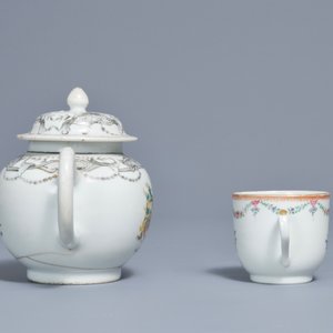 A Chinese grisaille and famille rose armorial teapot and cup and saucer, Qianlong — 照片 3