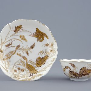 A Chinese grisaille and gilt cup and saucer with ducks and insects, Yongzheng, 1723-1735 — 照片 1