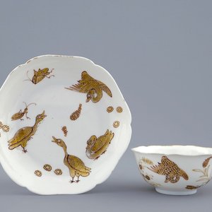 A Chinese grisaille and gilt cup and saucer with ducks and insects, Yongzheng, 1723-1735 — photo 1